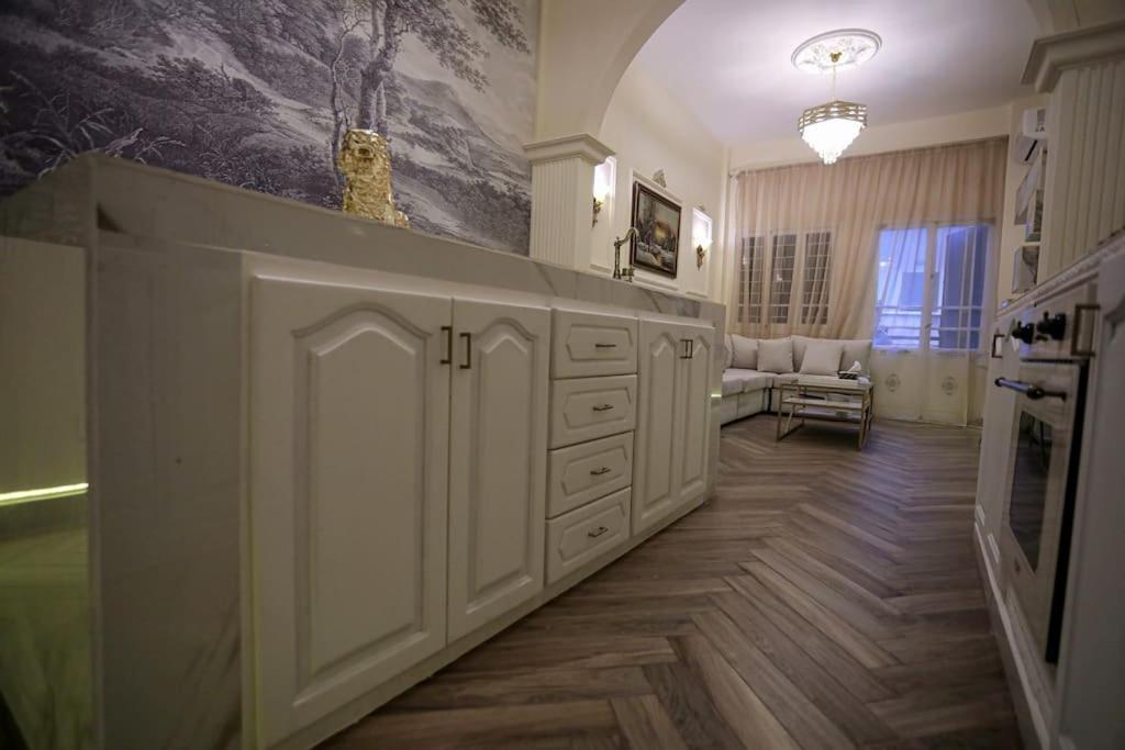Apartment Achrafieh Luxurious Apt, 5 Min To Museum Beirut